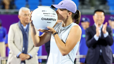 시비옹테크, 코리아오픈 정상… 알렉산드로바에 역전승