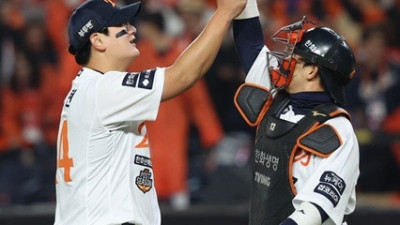 한화의 빗맞은 안타 3개에 LG 멘붕…집념의 한화, ‘불씨’ 살렸다 [KS 3차전]