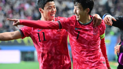 상대 선수와 논쟁 벌인 황희찬, 강인이랑 나한테 시작부터 싸움 걸더라