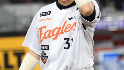 '100억 이미 썼는데' 한화, 현역 1위라도 신중할 수밖에…황재균 충격 은퇴 영향 받을까