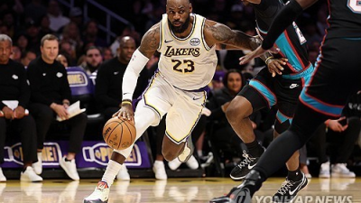 ‘시즌 4번째 10+어시스트’ 르브론, 레딕 감독 찾아가 건의한 것은?··