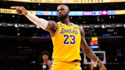 제임스 트리플더블급 활약…레이커스, PO 1라운드 기선제압