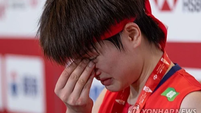 '이럴 수가' 中 왕즈이 와르르 무너졌다