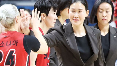 여자농구 첫 여성감독 대결, BNK 박정은이 웃었다
