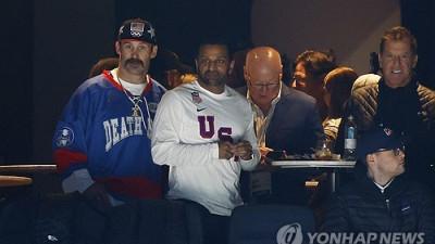 FBI 국장이 왜 거기에?…아이스하키팀 우승 뒤풀이 참석 뒷말