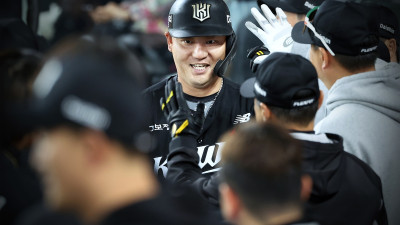 프로야구 kt, 개막 5연승 질주…장성우 만루 홈런·이강민 4안타