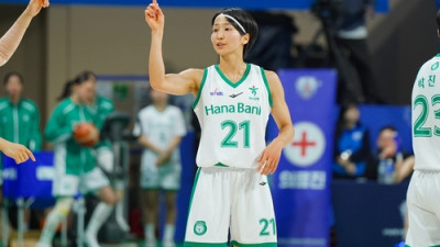 여자농구 하나은행, 우리은행 꺾고 단독 1위…KB는 신한에 덜미(종합)