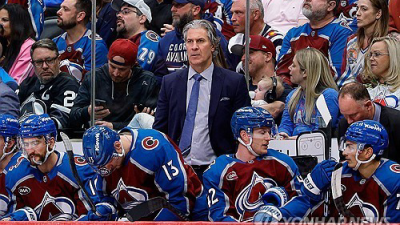 NHL 콜로라도 감독, 경기 중 날아온 퍽에 맞아 안면 골절