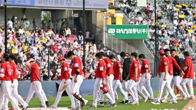 '실책-실책-실책-실책' 대체 왜 이러나→수비 균열 SSG, 이길 수 없었다