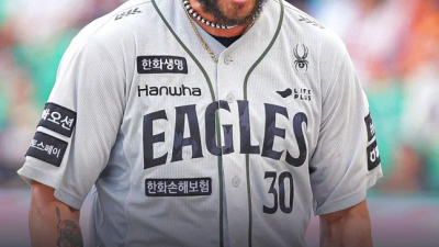 충격 소식! '십자인대 수술' 목발 짚은 폰세→발가락 골절 '토론토 부상 악재 속출