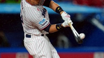 타자가 놓친 풀스윙 야구방망이, 주심 옆머리 강타해 실신