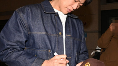 '샌디에이고 입단' 송성문, 팬 준비한 파드리스 유니폼 사인...